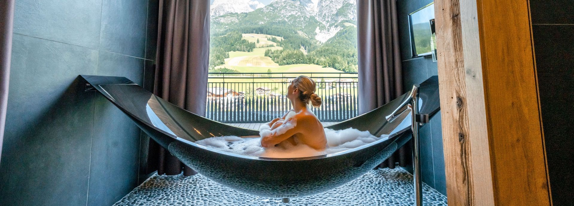 Luxury Spa Penthouse Leogang: scheinbar schwebende Badewanne aus Karbon Foto: Carmen Huter